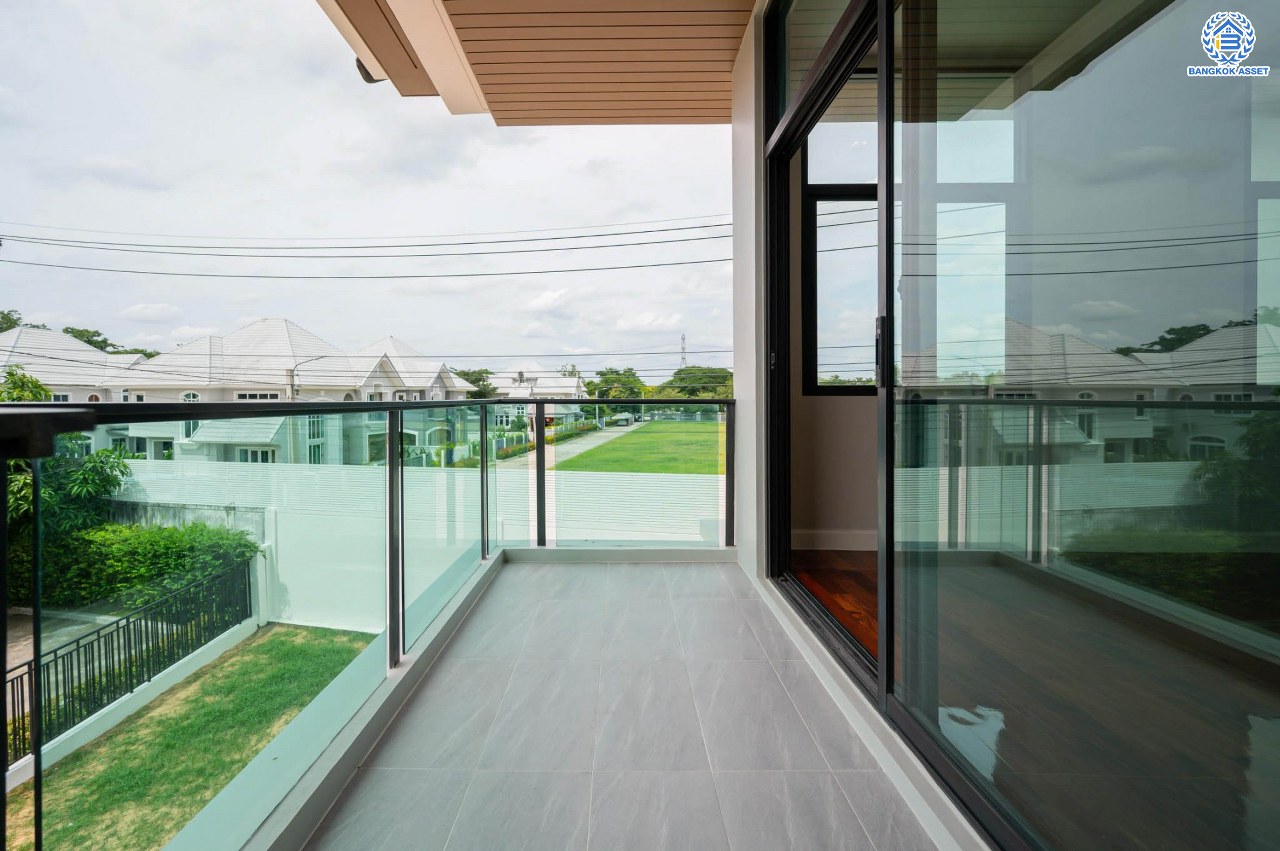 คฤหาสน์สุดหรู ดีไซน์สุด Luxury ติดถนนบรมราชชนนี โครงการ เดอะแกรนด์ ปิ่นเกล้า หลังมุม บนเนื้อที่ถึง 111.6 ตร.ว. ฟังก์ชัน 4 ห้องนอน 5 ห้องน้ำ 1 ห้องแม่บ้าน จอดรถได้ 2 คัน พร้อมบรรยากาศ Private บนทำเลเชื่อมต่อหลายเส้นทาง อาทิถนนบรมราชชนนี, ถนนพุทธมณฑลสาย3 ใกล้เซ็นทรัล ปิ่นเกล้า, ม.มหิดล และทางคู่ขนานลอยฟ้าบรมราชชนนี...